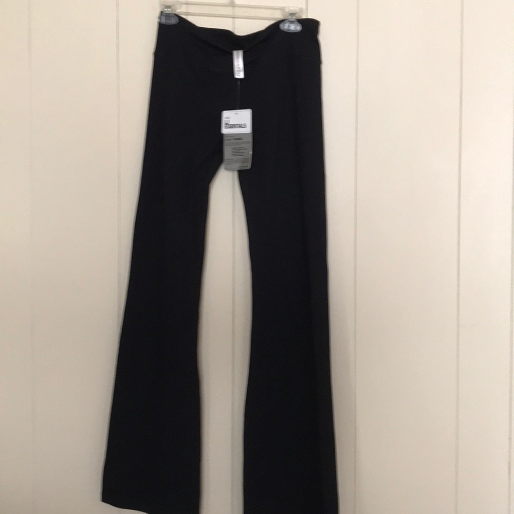 NWT lorna Jane bootleg workout pants. Size Medium